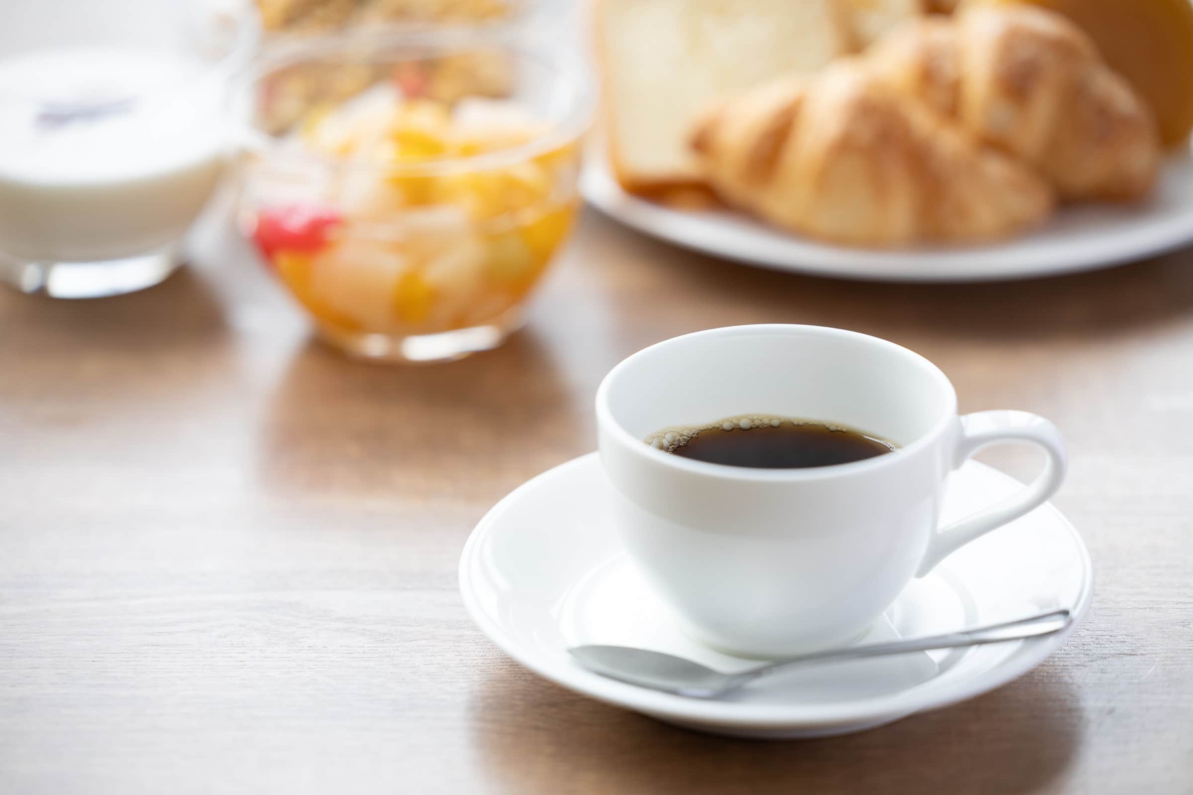 朝食のコーヒーとパン