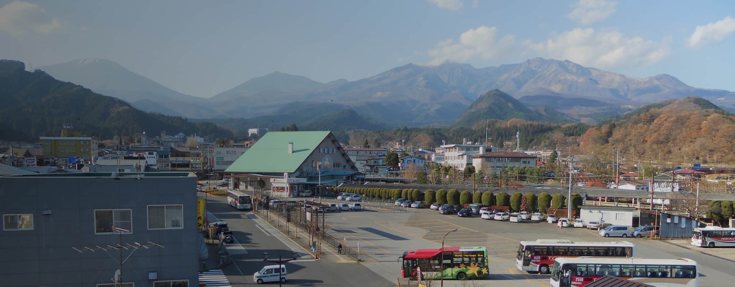 日光の街並みと山々